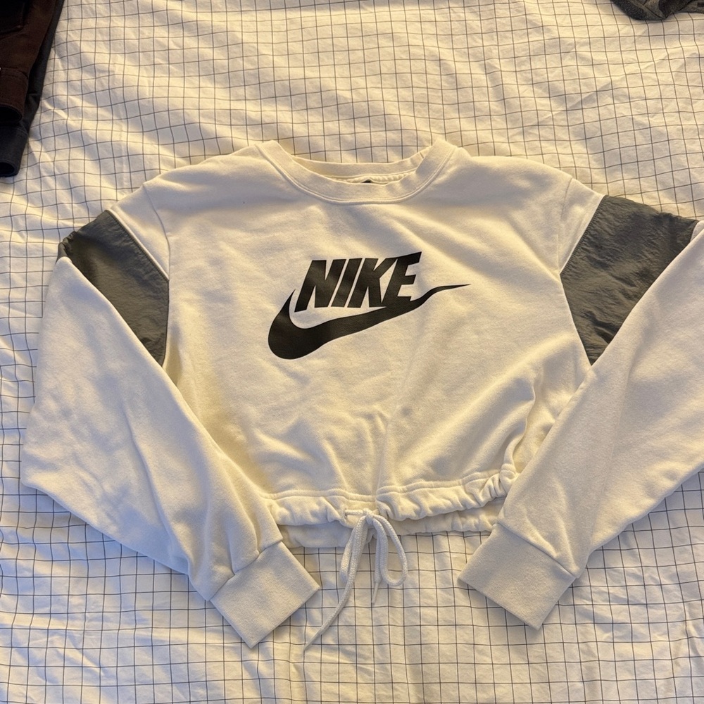Cropped long sleeve Nike sweatshirt